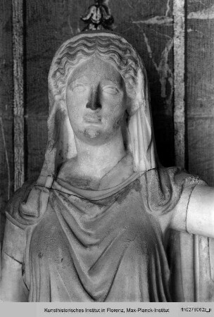 Weibliche Statue mit Ähren und Fackel nach Vorbild des 5. Jahrhunderts vor Christus (Ceres?)