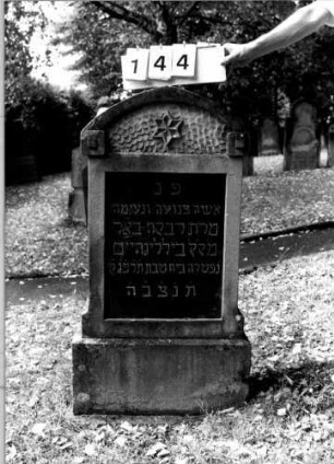 Grabstein 144