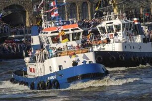 Vor den St. Pauli Landungsbrücken gibt es eine Traditions-Vorführung der Hamburger Hafenschlepper
