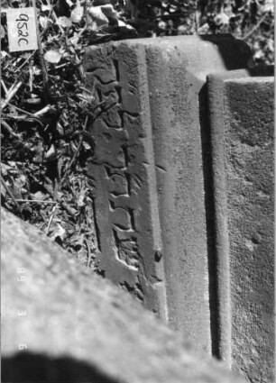 Grabstein 952 (Index: 99753142) Material: Sandstein Zustand: Sockel abgeblätt/Textverl/sonst gut Maße HxBxT: 138x67x14 cm Beschreibung: Stele, getreppt. Sockel, Abdeckplatte, rechteck. Schriftfeld eingetieft Symbolik: gestelztes Rundbogenfries, Blüten: Grabstein 952C