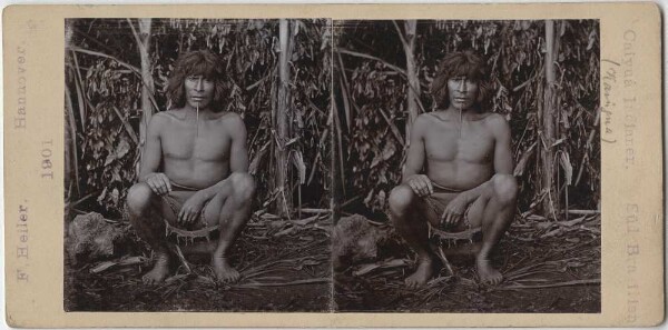 Homme assis avec un piquet à lèvres (Kainguá)