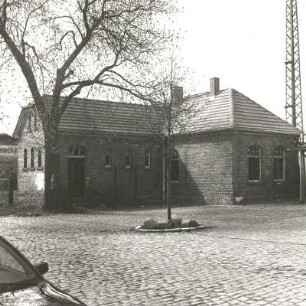 Markranstädt, Bahnhofstraße 14. Bahnhof (um 1900). Toilettenhäuschen