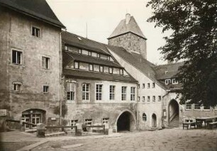 Burg Hohnstein : Hohnstein, Jugendburg. Zweiter Hof, links vom alten Turm Tagesräume und Festsaal, rechts davon die neuen Küchenräume der Jugendburg