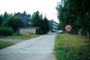 ehemalige Kasernen der Grenztruppen beim Sportplatz; derzeit Aussiedlerheim