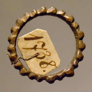 Ring, mit Buckeln verziert