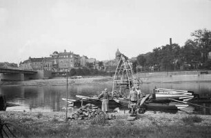 Meißen, Steinhebe mit Arbeitern auf der Elbe