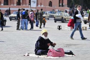 Briefschreiber wartet auf Kunden : Ein Schreiber wartet auf dem Platz Djemaa el-Fna auf Kunden, denen er einen Brief verfassen kann. Aufgenommen am 02.11.2008
