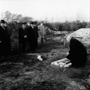 Friedhof Glashütte: Grundsteinlegung der Friedhofskapelle: Bürgermeister Hans Bombeck mauert Steine im Grundstein ein