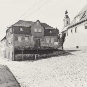Ansicht mit Wohnhaus (Nr. 8) und Turm der Pfarrkirche Beatae Mariae Virginis