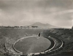 Pompeji, Italien. Amphitheater. Im Hintergrund der Vesuv