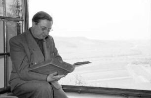 Leonberg: [Gerhart Herrmann] Mostar am Fenster seines Zimmers