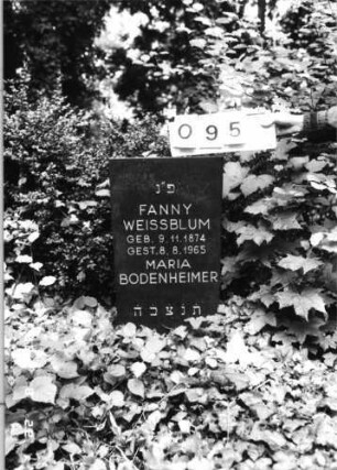 Grabstein 95 (Index: 100080260) Material: Granit Zustand: gut Maße HxBxT: 76x40x16 cm Beschreibung: sich nach oben verbreiternde Stele, gerader Abschluß Besonderheit: Doppelgrab: Grabstein 95