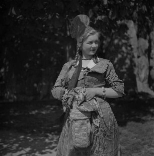Junge Frau in Wachauer Tracht