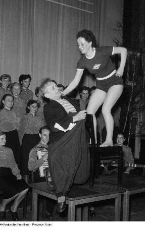 Akrobatische Darbietung während einer Kulturveranstaltung
