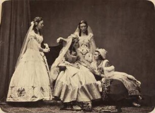 Maskenball von 'Jung-München' 1862 / Frl. Pfeiffer, Frl. Bischoff, Frl. Pfeiffer, Frl. Bischoff / Aus der Gruppe: 'Graf v. Gleichen'