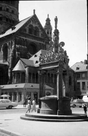 Mainz: Marktbrunnen, Hintergrund Anbau des Domes