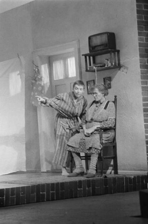 Szenenbilder aus "Tag für Tag", dramatische Trilogie von Arnold Wesker. Kammerspiele (Deutsches Theater) Berlin, 16.10.1976