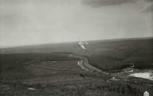 Dresden. Blick von Südwesten über die Dresdner Heide und die Eisenbahnstrecke nach Klotzsche; Viermotoriges Verkehrsflugzeug Junkers G 38 im Flug