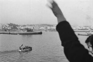 Reisefotos Spanien. Beiboot mit Faschisten beim Übesersetzen an Land. Blick vom Passagierschiff