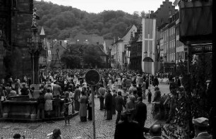 Freiburg: Münsterplatz an Fronleichnam von der Münsterstraße