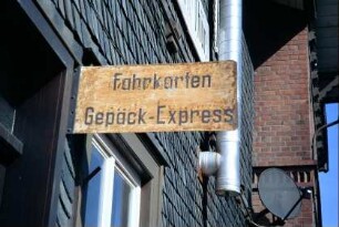 Schild "Fahrkarten, Gepäck - Express"