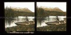 Mann mit Boot am Fluss und Gebirgslandschaft, Jämtland