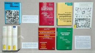 Ausstellungsvitrine zum Leben und Schaffen von Prof. Dr. Bruno Tietz (1933-1995; Professor für Betriebswirtschafts- und Handelslehre an der Universität des Saarlandes) mit Werken zum Einzelhandel und zu Handelsunternehmen : Dresden-Südvorstadt, Zellescher Weg 17, Bereichsbibliothek DrePunct der SLUB Dresden. Ausstellungsvitrine zum Leben und Schaffen von Prof. Dr. Bruno Tietz (1933-1995; Professor für Betriebswirtschafts- und Handelslehre an der Universität des Saarlandes) mit Werken zum Einzelhandel und zu Handelsunternehmen