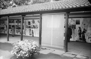 Stuttgart: Landesausstellung, Pavillon des Fremdenverkehrs, Wand mit Bilddarstellungen, Vordergrund Blumenkübel