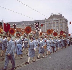 Dresden. Demonstration zum 1. Mai entlang der Ernst-Thälmann-Straße, Tribüne auf dem Altmarkt