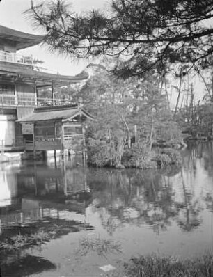 Kinkaku-ji in Kyoto : Goldener Pavillon (Shariden) (1397, Wiederaufbau 1955). Teilansicht vom Ufer des Kyōkochi-Teiches