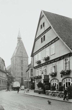 Stadthagen, Markt : Stadthagen. Schramme's Hotel, Am Markt. Straßenansicht mit Turm der Stadtkirche St. Martini von Nordwesten