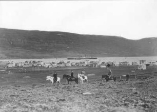 Akureyri (Island). Ortsansicht gegen Eyjafjord mit Hochseepassagierdampfer "Victoria Luise". Blick von einem Hügel (von Westen), im Vordergrund reitende Touristen