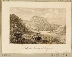 Die Stadt und die Festung Königstein in der Sächsischen Schweiz vom linken Elbufer nach Westen, im Vordergrund Bomätscher (Schiffszieher)