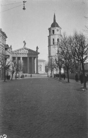 Kathedrale St. Stanislaus : Die römisch-katholische Kathedrale St. Stanislaus mit freistehendem Glockenturm