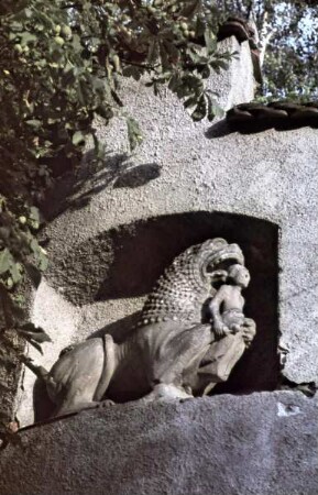 Romanischer Löwe mit einem Menschen im Maul