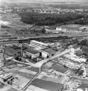 Kampnagel AG (Kampstraße): Luftbild des Betriebs: im Hintergrund Bahnstrecke Hamburg-Lübeck mit Personen- und Güterzügen