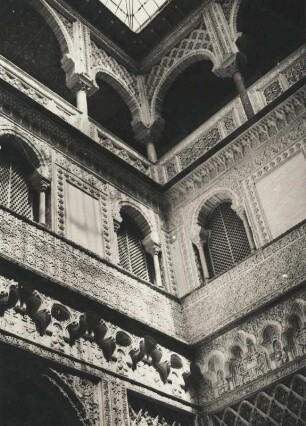 Sevilla. Spanien. Ansicht des Patio (Innenhof) de las Doncellas im Alcázar. Errrichtet wurde der Palast im 14. Jahrhundert