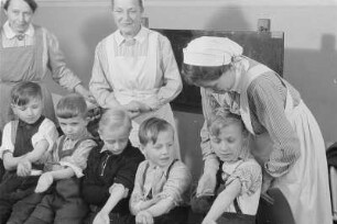 Schwestern und Kinder bei der TBC-Schutzimpfung
