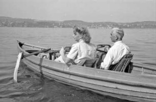 Wallhausen: am Bodensee; Vater und Tochter im Boot; von hinten
