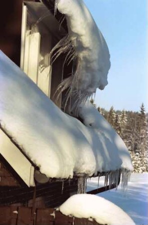 Hinterzarten: Gebogene Eiszapfen am Dachfirst