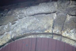 Schlussstein über einem Tor im ehemaligen Rittergut, Wappen mit Jahreszahl (?)