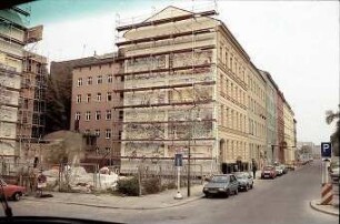 Berlin: Wrangel-Straße mit instandgesetzten Häusern, Eckhaus