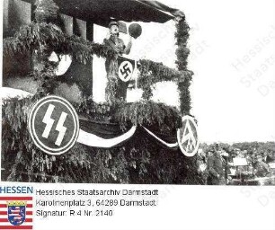 August Wilhelm Prinz v. Preußen (1887-1949) / Porträt auf mit Hakenkreuzfahnen geschmückter Rednertribüne in Oberhessen stehend und sprechend, Ganzfigur