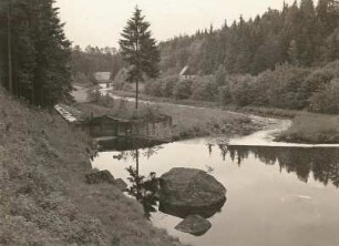 Erzgebirge. Tal der Freiberger Mulde mit Wehr des Bergwerks Kleinvoigtsberg. Blick stromabwärts