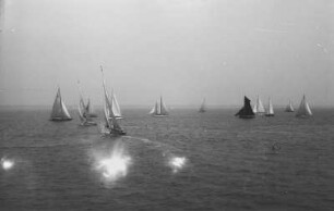 Regatta vor Cowes : Blick vom Wasser aus auf Segelboote