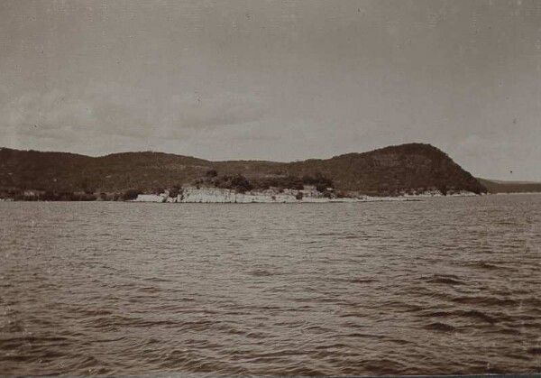 Kleine Insel etwa 1/2 km nordwestlich von Katati