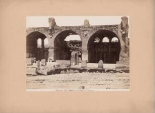 Maxentius-Basilika (Basilika des Konstantin), Rom: Ansicht der Mauerkerne dreier tonnengewölbter Seitenschiffe in Arkadenfolge der Basilica di Costantino (323-337)