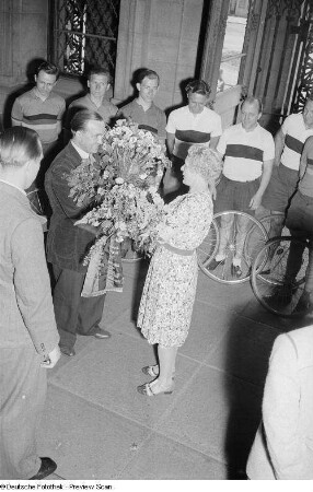 Werner Schiffner während des Überreichens eines Blumenstraußes