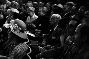 26. Tagung 1976 Physiker; Eröffnung; Ehrengäste sitzend: Gräfin Sonja Bernadotte; 2. Reihe: Ehepaar Myrdal, Paul Dirac