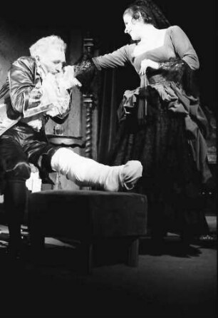 Freiburg: Kammertheater; Prosper Mérimée: Die Sakramentskutsche; Szene; Don Andrès de Ribeira, Vizekönig von Peru (Bernd Schorlemer) und Camilia Perichole, Schauspielerin (Berthe Trüb)